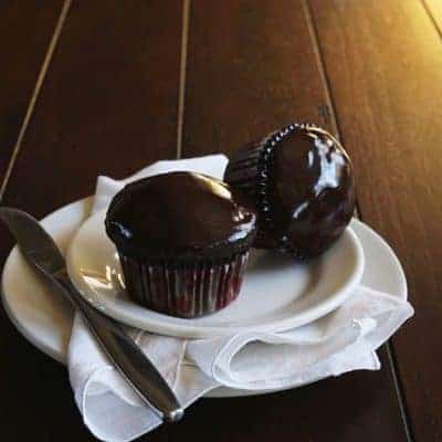 黑莓夹心黑巧克力纸杯蛋糕