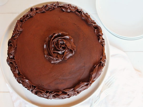 上面有玫瑰结糖霜的巧克力蛋糕