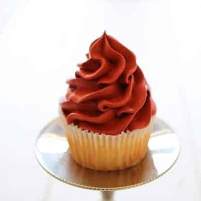 红丝绒慕斯纸杯蛋糕注入树莓简单糖浆