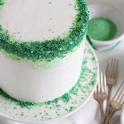 绿色渐香蛋糕覆盖着绿色洒水