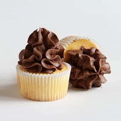 四种简单的方法可以用敞开的星尖霜纸杯蛋糕！＃巧克力#buttercream #cupcakedecoratbob投注体育网站ing