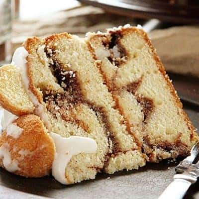 早餐咖啡蛋糕!一层咖啡蛋糕，上面覆盖着一层涂着釉的甜甜圈球!