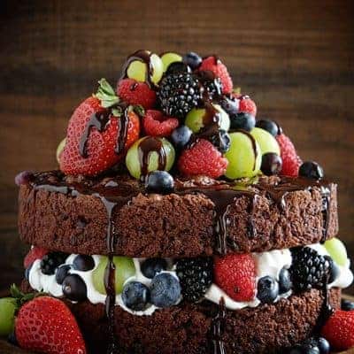 瘦巧克力裸露的蛋糕和新鲜水果！