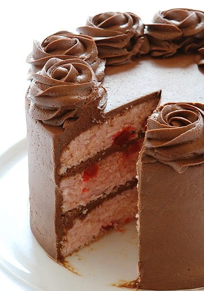 粉红色樱桃蛋糕和软糖糖霜