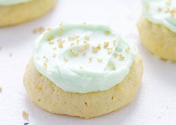 绿色奶油和金色糖屑的简单糖饼干!
