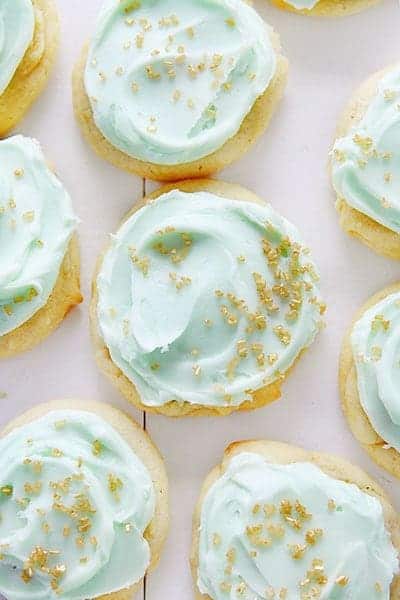 绿色奶油和金色糖屑的简单糖饼干!