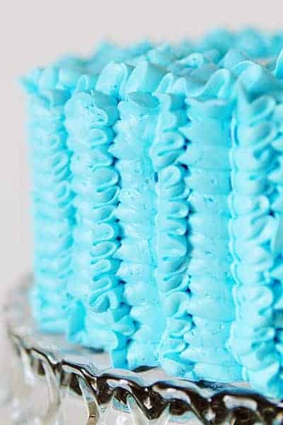 与叶子提示的蓝色荷叶边蛋糕