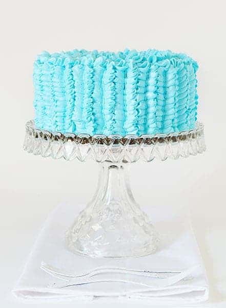 与俏丽的蓝色结霜的巧克力蛋糕