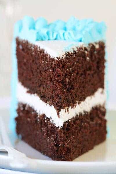 巧克力蛋糕与蓝色褶边！