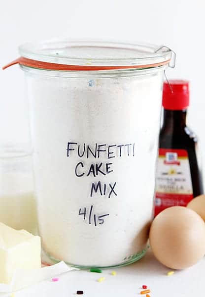 自制Funfetti蛋糕!最好的黄色蛋糕，点缀着华丽的糖霜!