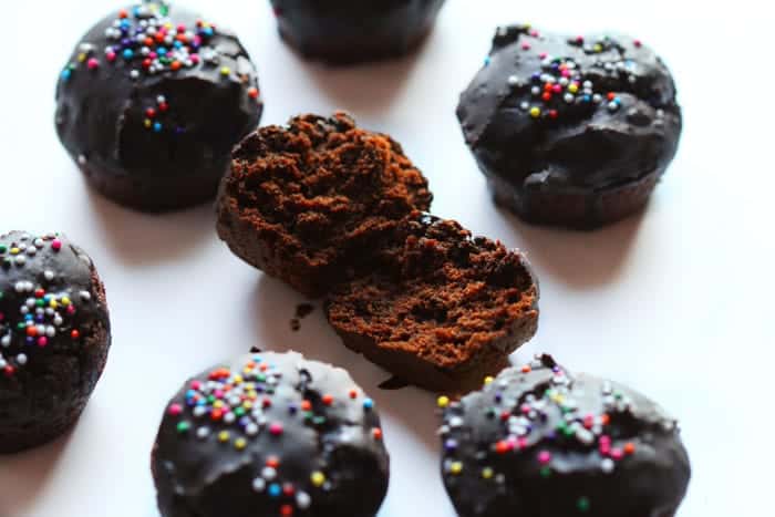 巧克力甜甜圈孔巧克力酱…这是开始新的一天的方式!