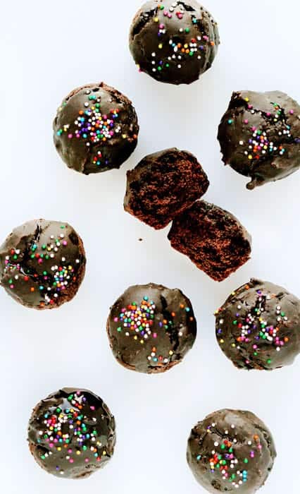 巧克力甜甜圈孔巧克力酱…这是开始新的一天的方式!