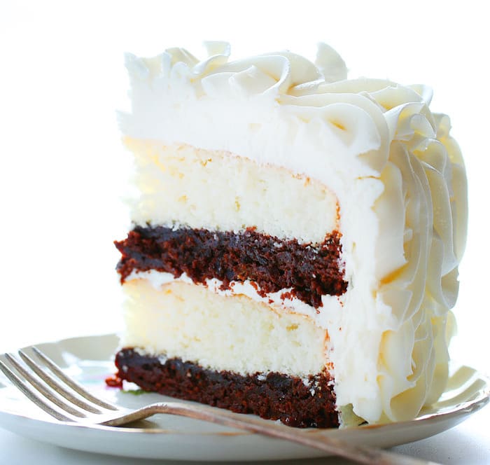 令人惊叹的玫瑰花结覆盖了这个美味的蛋糕...白色蛋糕层配以丰富的富丽蛋糕美味！