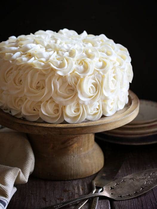 这款美味的蛋糕上装饰着漂亮的玫瑰花结……白色蛋糕层补充丰富的软糖布朗尼美味!