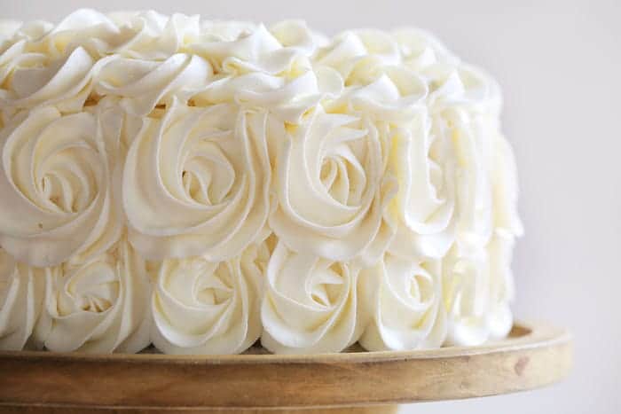 这款美味的蛋糕上装饰着漂亮的玫瑰花结……白色蛋糕层补充丰富的软糖布朗尼美味!