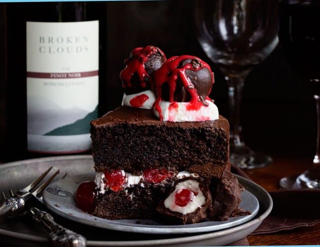 巧克力蛋糕与红酒巧克力覆盖樱桃蛋糕