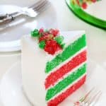 红色和绿色和许多糖果使这成为您将看到的最节日假期蛋糕之一！