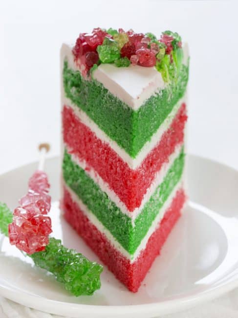 红色和绿色和大量的糖果使这是您将看到的最节日的假期蛋糕之一！