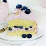 将柠檬层蛋糕切成薄片和蓝莓奶油。