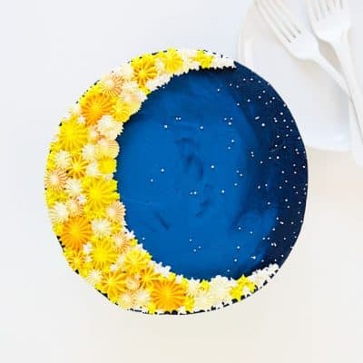 装饰蛋糕的头顶图像看起来像月亮的月亮！