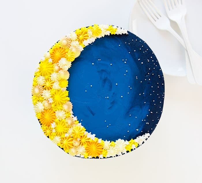 蛋糕的顶上的图像装饰着看起来像新月！