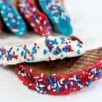 用红、白、蓝三色装饰的巧克力玉米饼来庆祝节日!