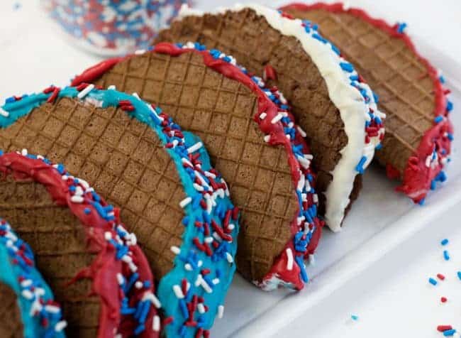 自制的巧克力玉米饼，配上红色，白色和蓝色的装饰