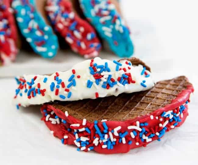 用红、白、蓝三色装饰的巧克力玉米饼来庆祝节日!