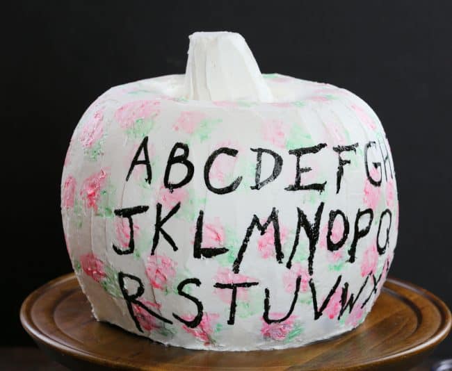 为《怪奇物语》灵感蛋糕画上字母!