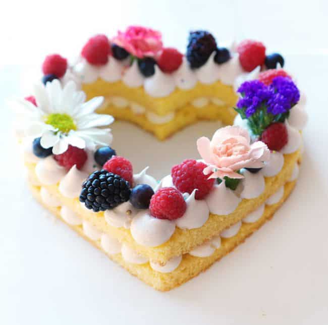 用水果和鲜花装饰的蛋糕层！