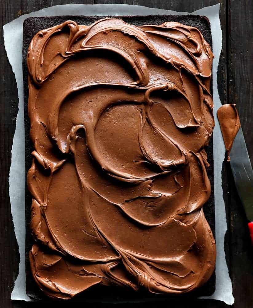 最佳巧克力薄片蛋糕头顶图像