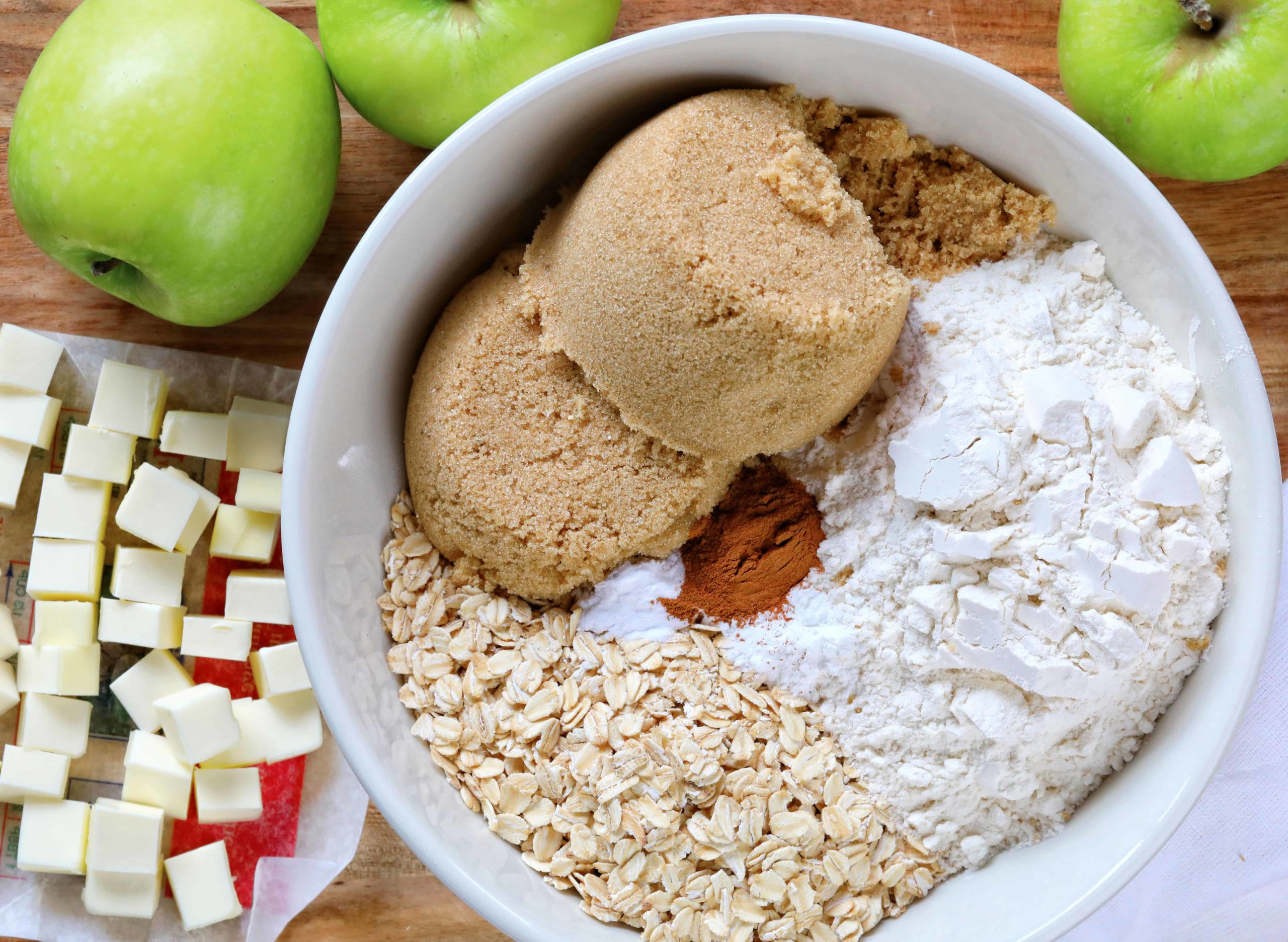 如何做脆苹果，原料在碗和砧板上