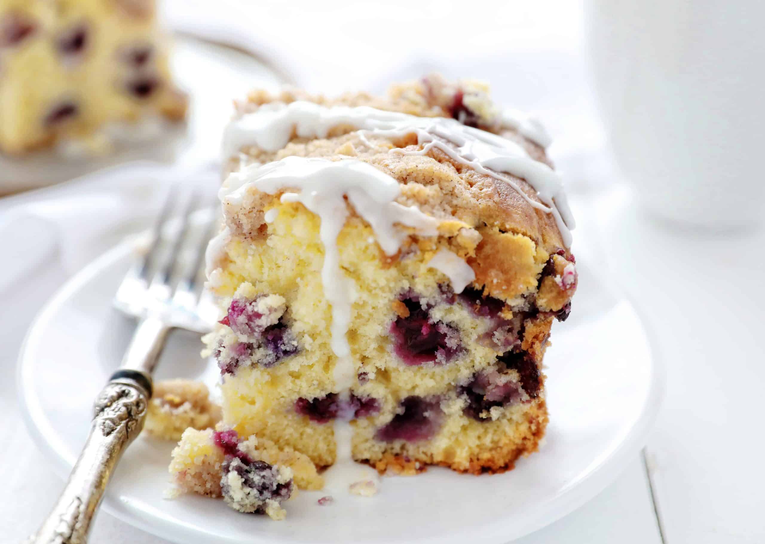 蓝莓早餐蛋糕或白板上的咖啡蛋糕与叉子