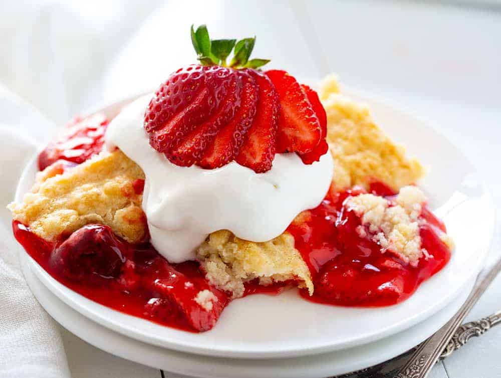 草莓剁碎蛋糕用新鲜的草莓