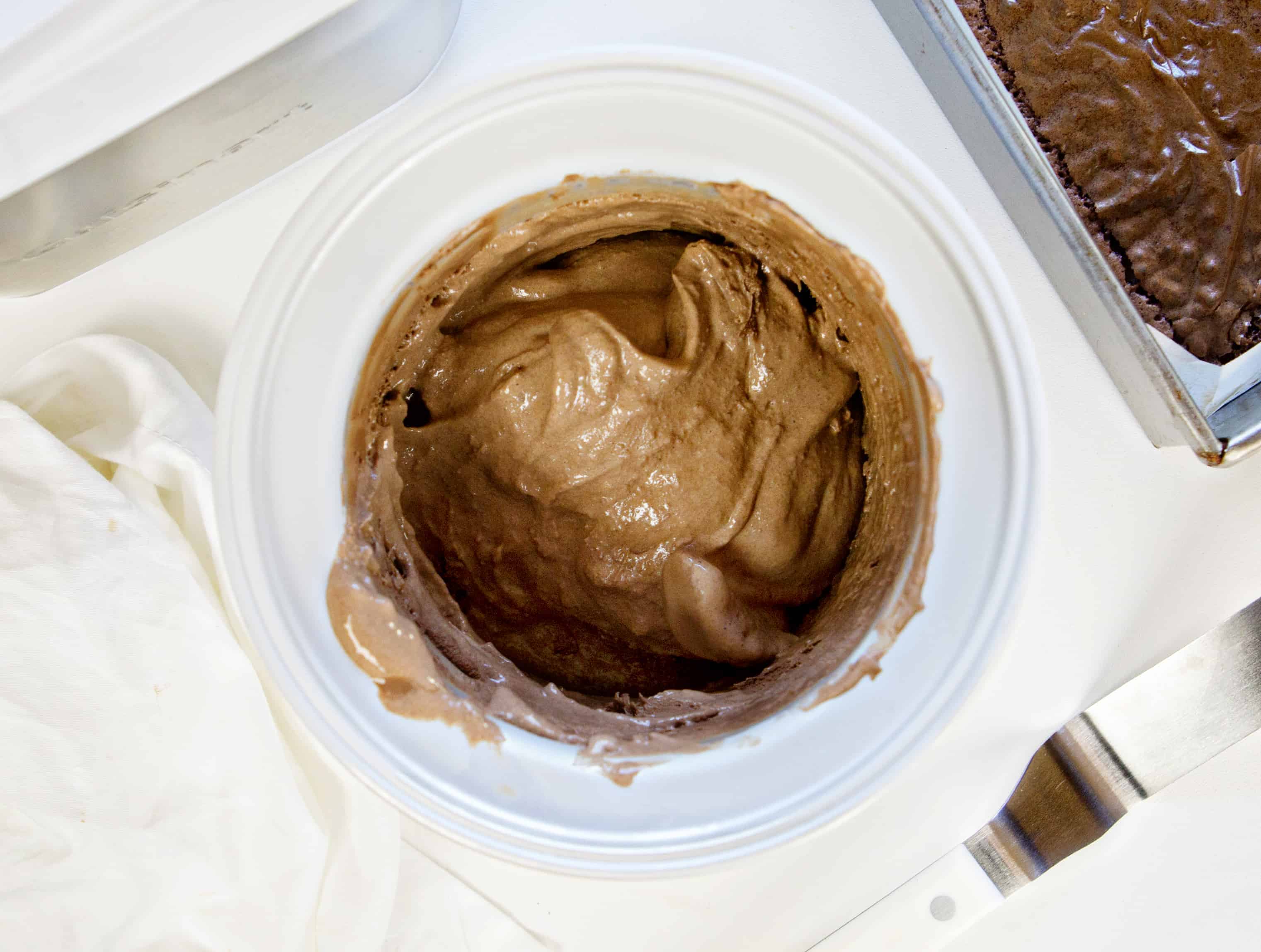 冰淇淋机里的巧克力冰淇淋