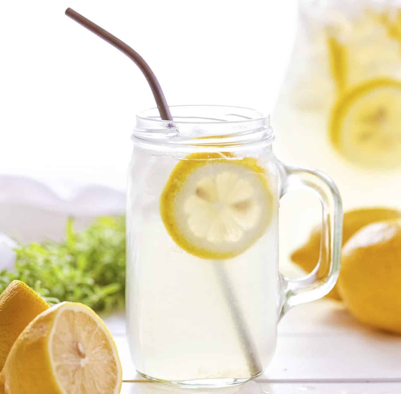 自制柠檬水，用麦杆装在玻璃罐里