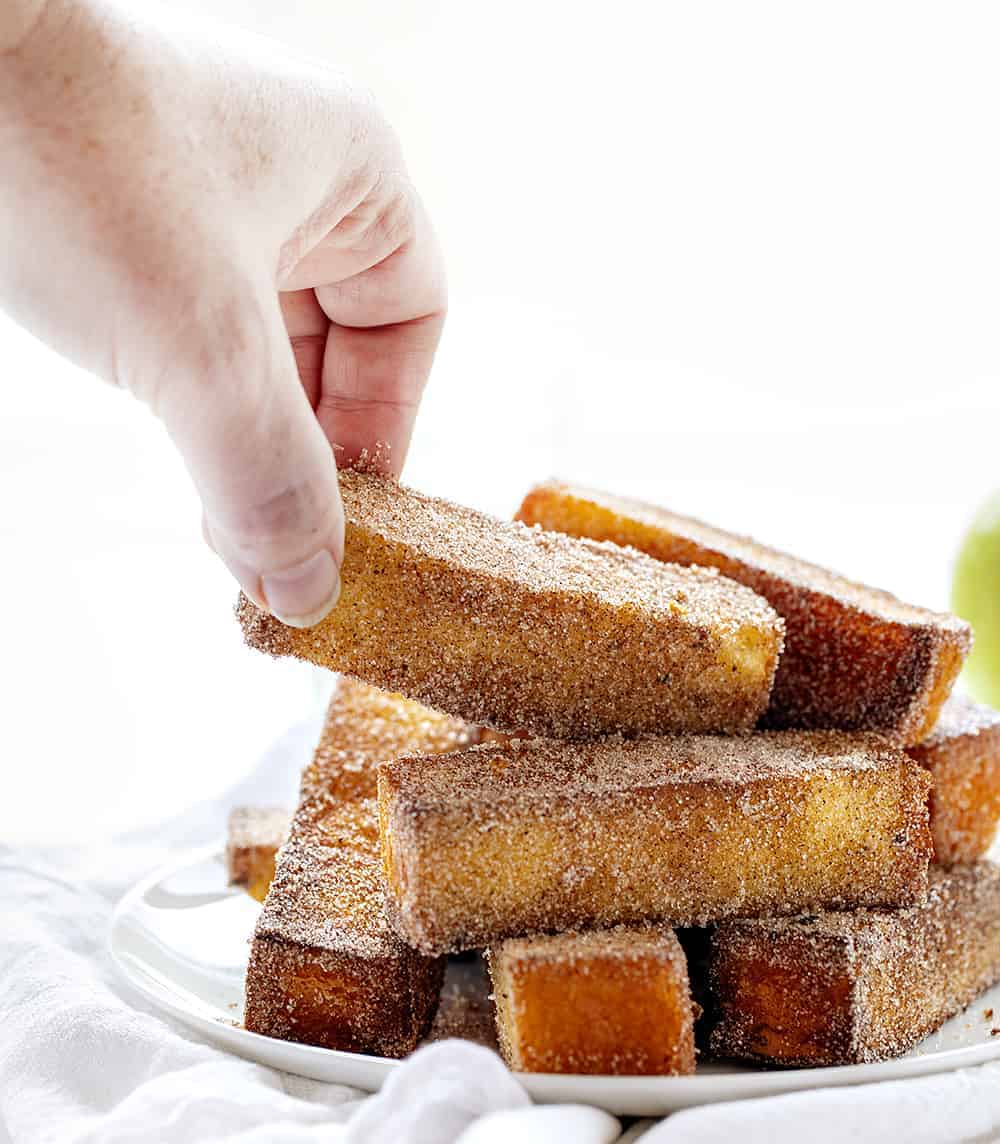拿起一根炸苹果香料蛋糕棒