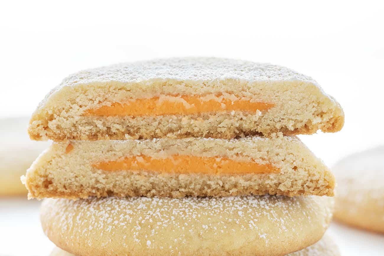 橙色奶油冰棒填充糖饼干切开，露出里面