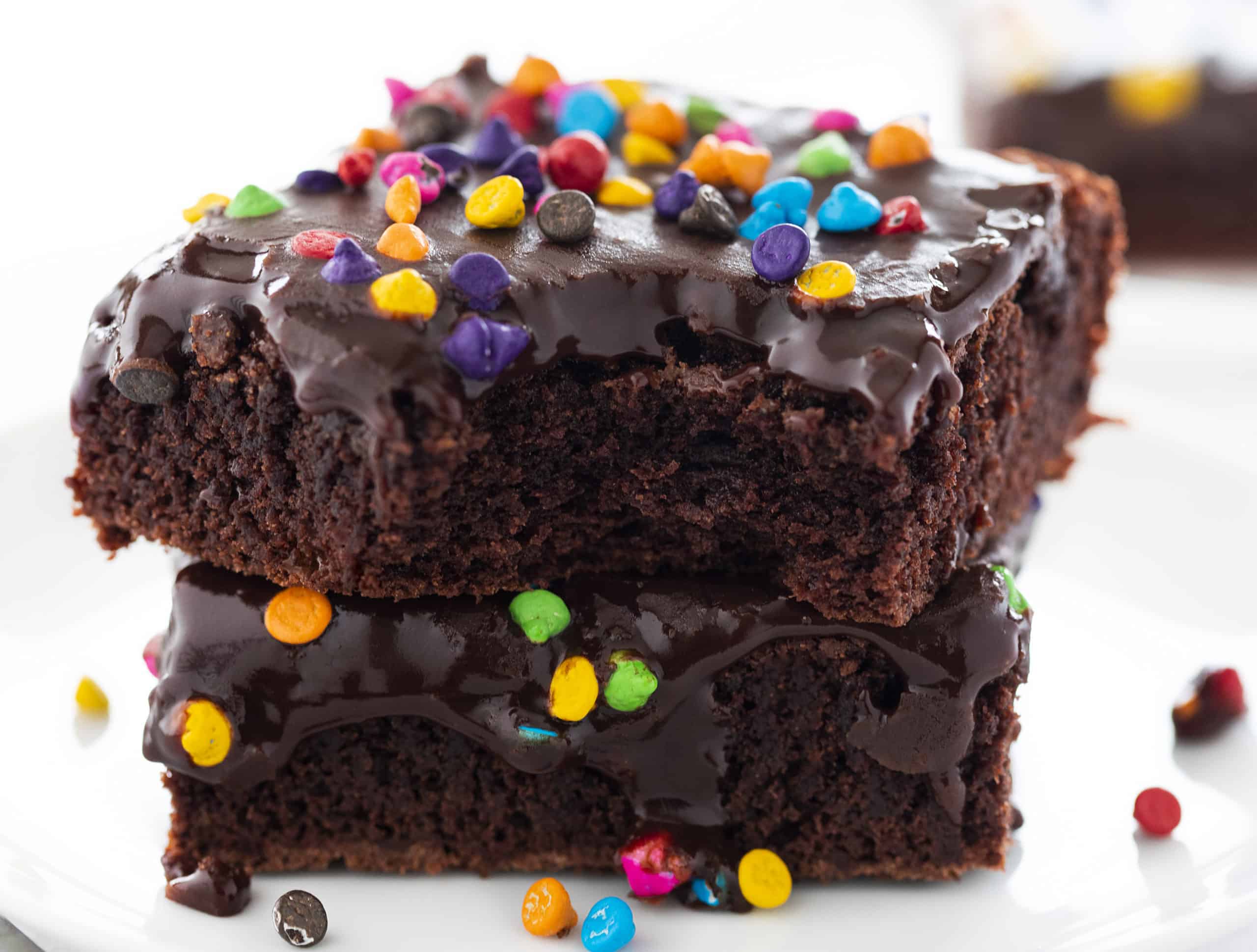 一堆彩虹巧克力蛋糕