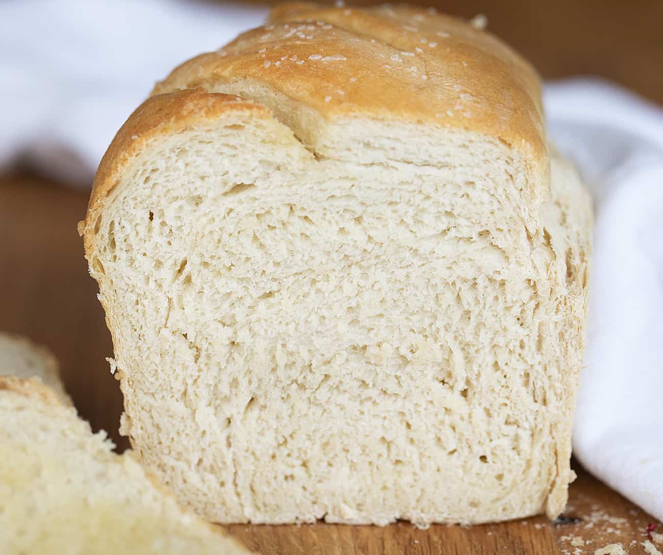 简单的白面包食谱在砧板上与白毛巾