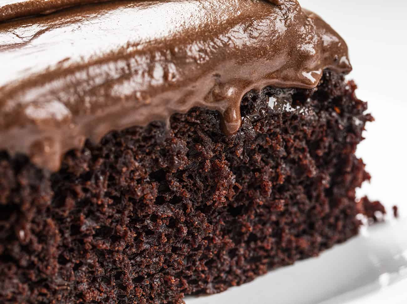 关闭巧克力消沉蛋糕与巧克力结霜的滴水