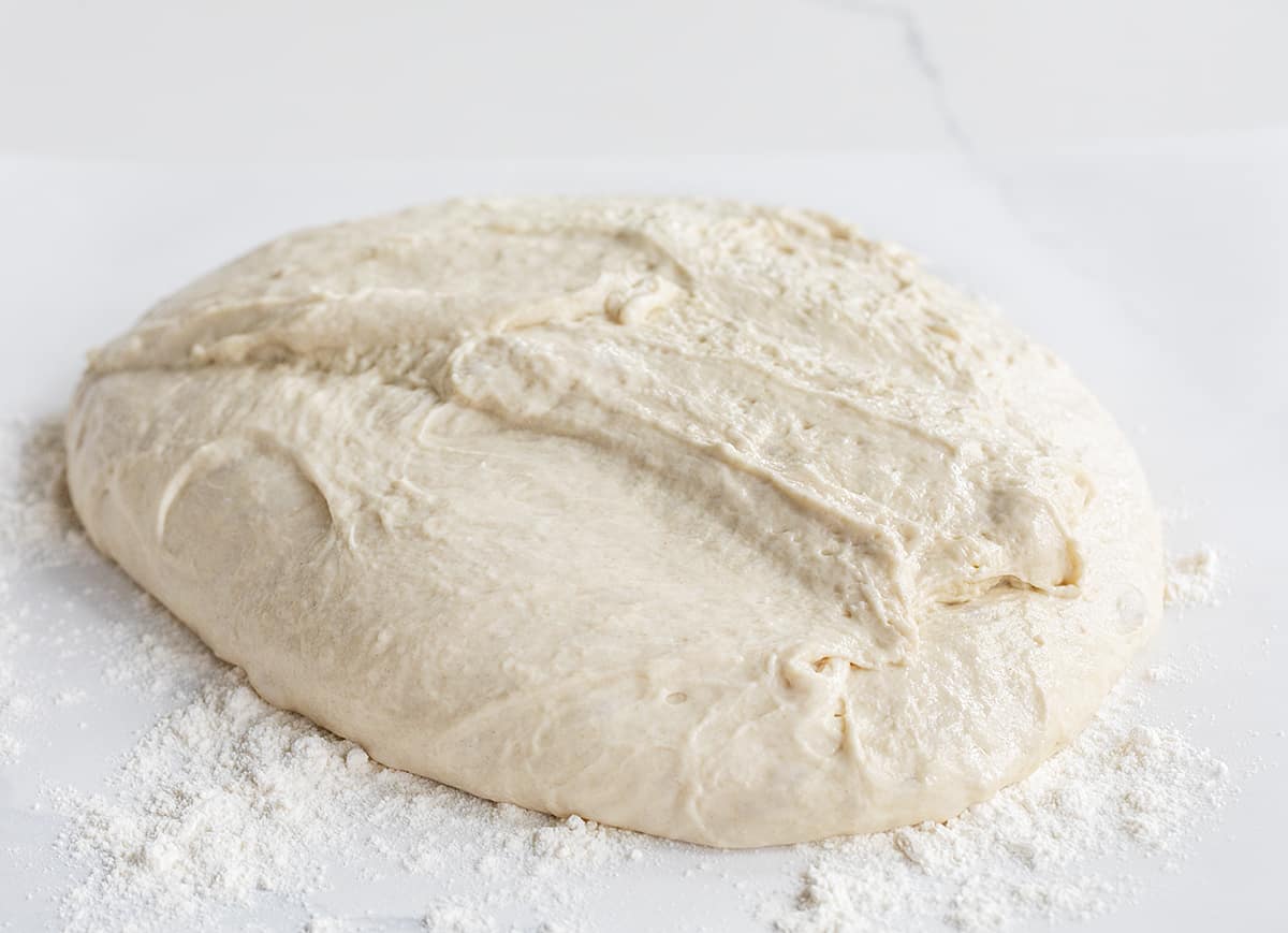 发酵的酵头面包，在羊皮纸上撒上面粉