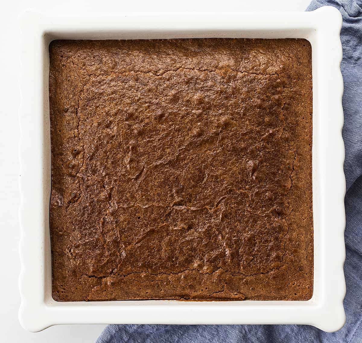 容易酵母果仁巧克力的顶上的图象在白色烘烤平底锅