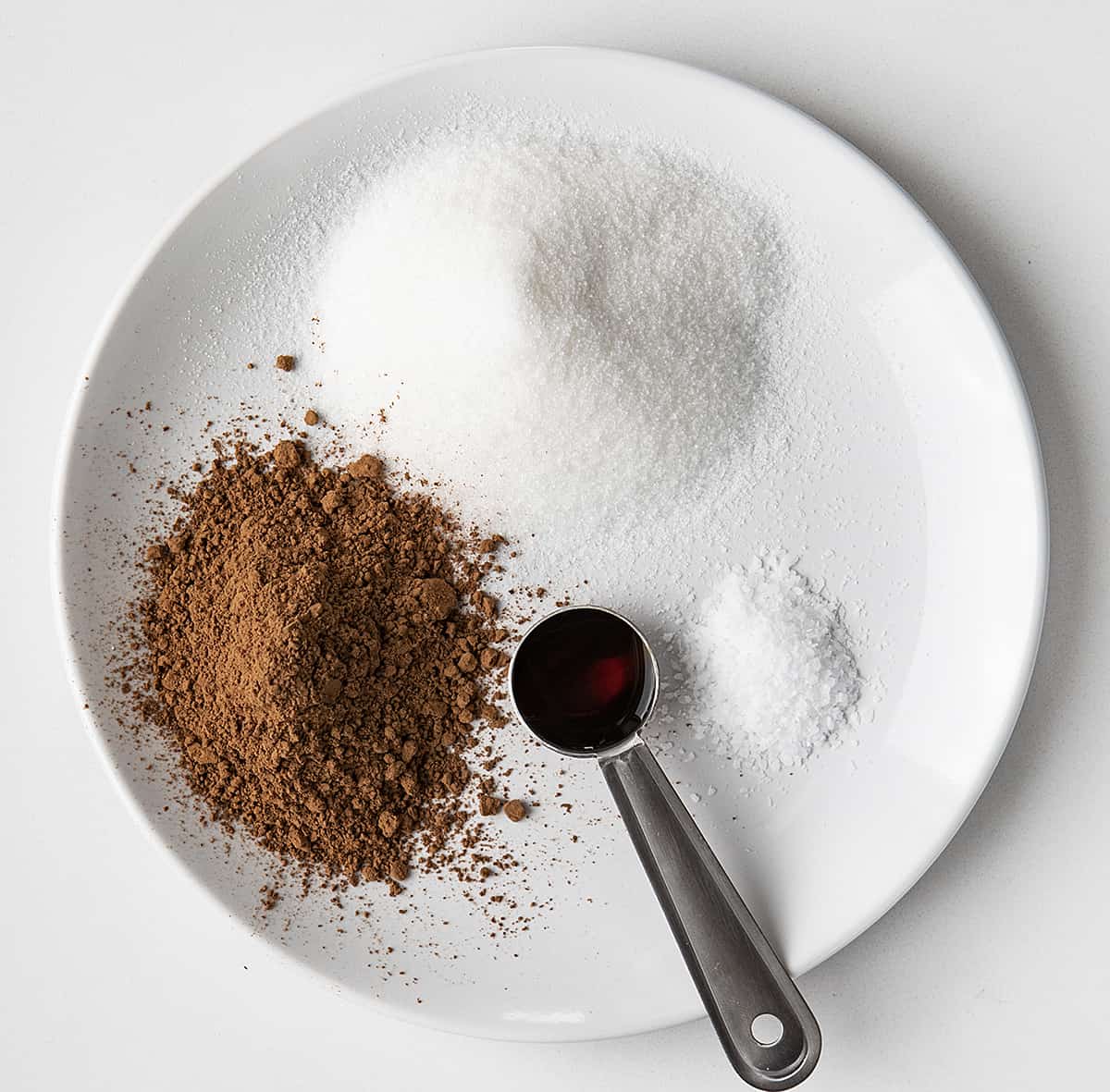 自制巧克力软糖酱的原料放在白色盘子上