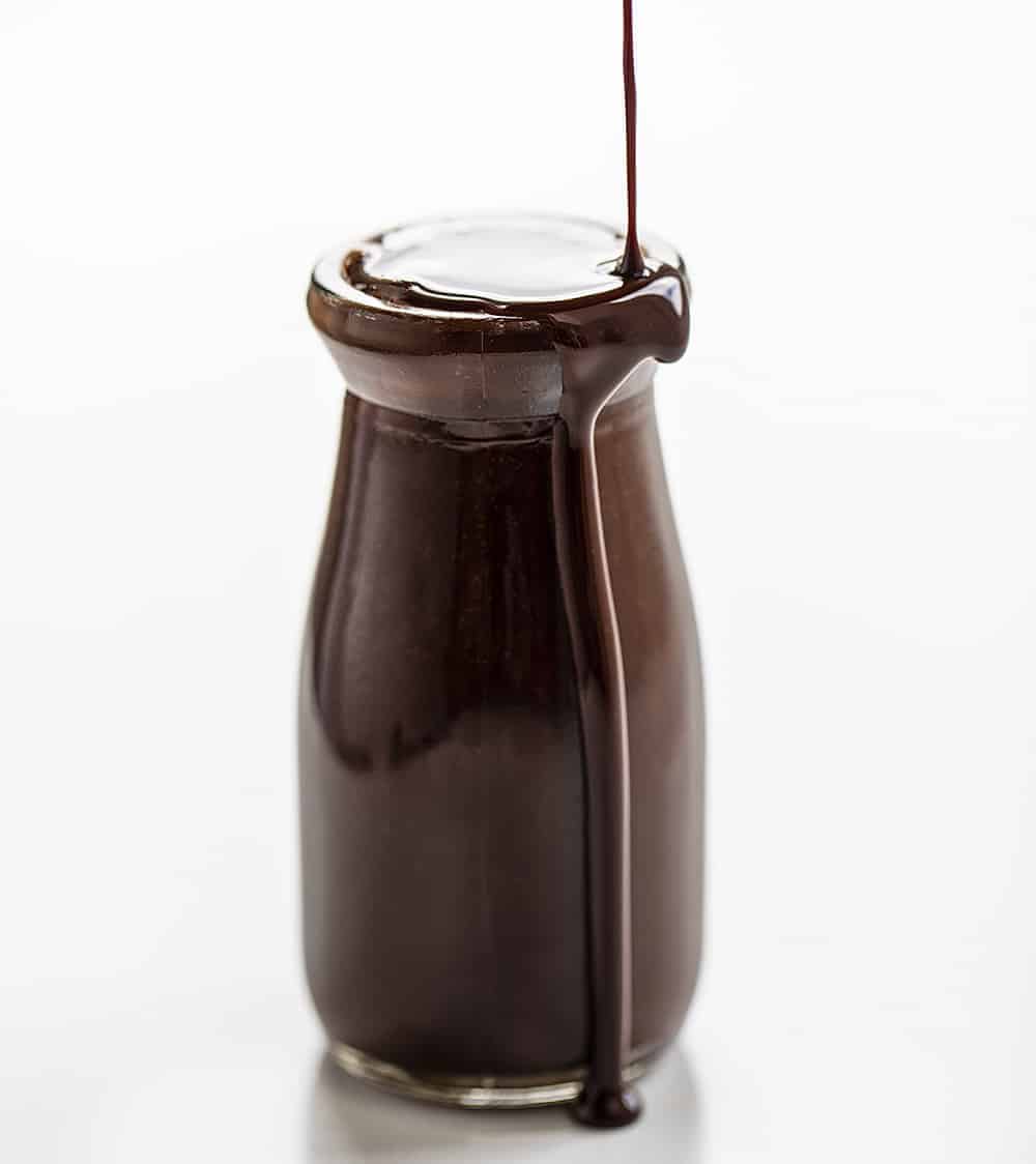 把巧克力糖浆倒进罐子里，然后溢出瓶口