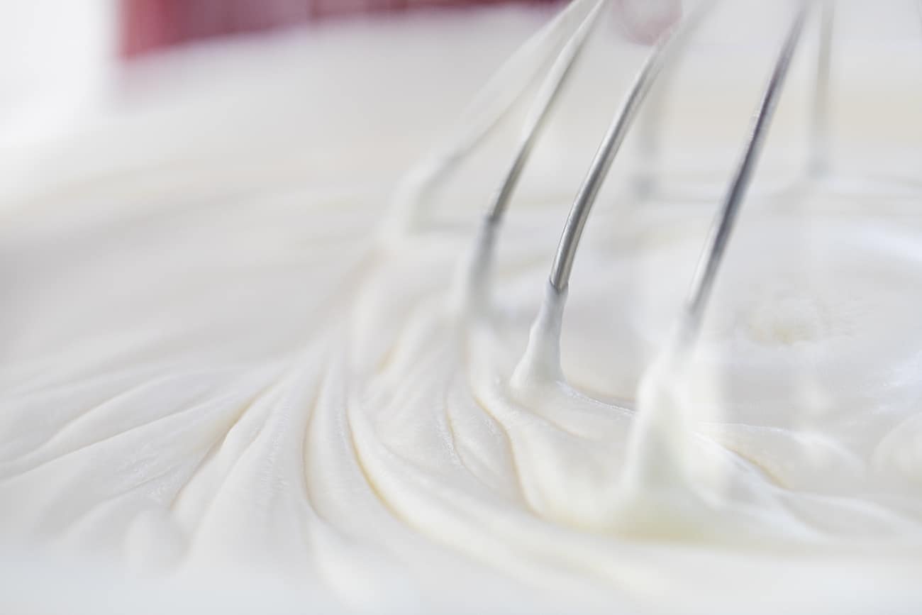 站立搅拌机搅拌自制的鲜奶油，产生光滑的波纹