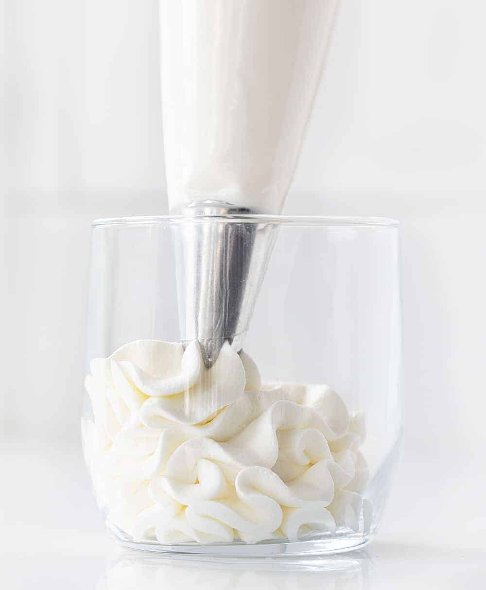 裱花袋，装满自制的鲜奶油，裱花到玻璃上