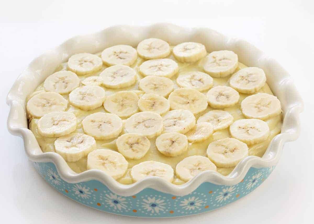 生香蕉片在香蕉奶油派在蓝色派碟