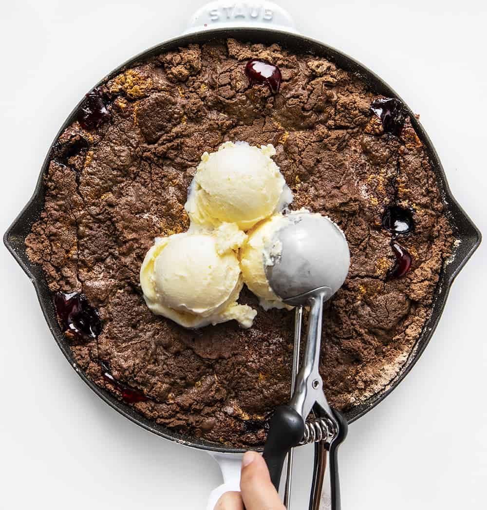 加入冰淇淋在白色煎锅烤巧克力樱桃蛋糕食谱