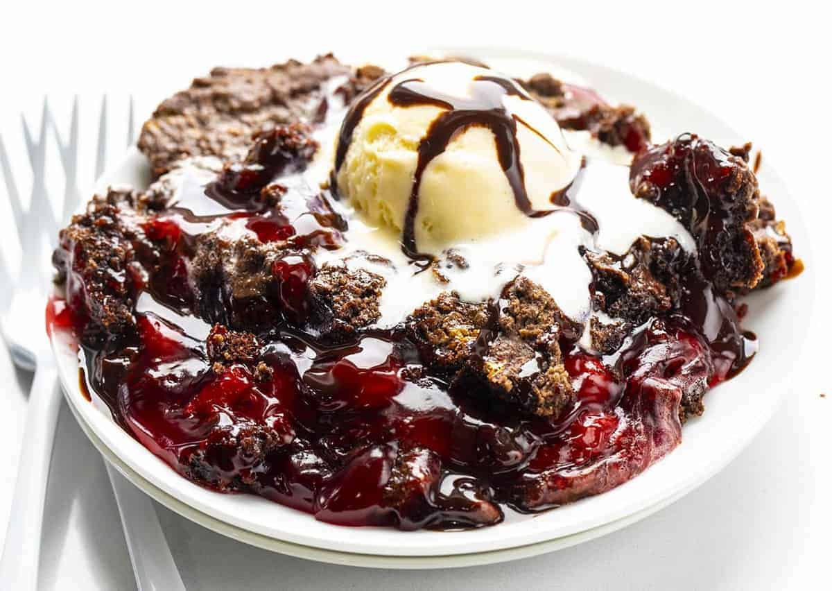 巧克力樱桃蛋糕配方板材与冰淇凌和两个白色叉子